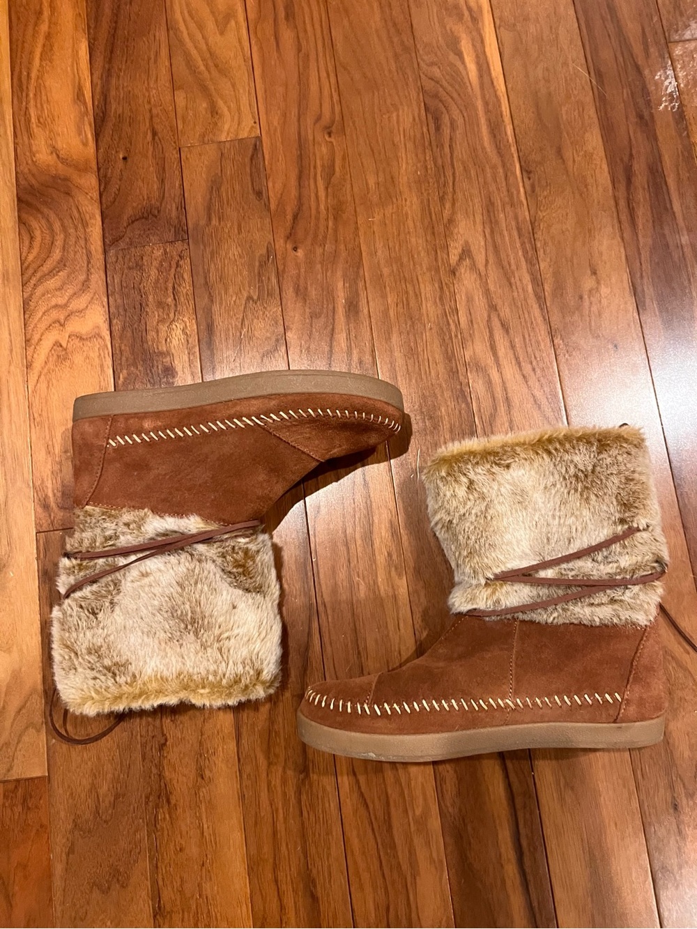 Toms Chestnut Brown Suede Moccasin Boots with Faux Fur Cuff 8.5